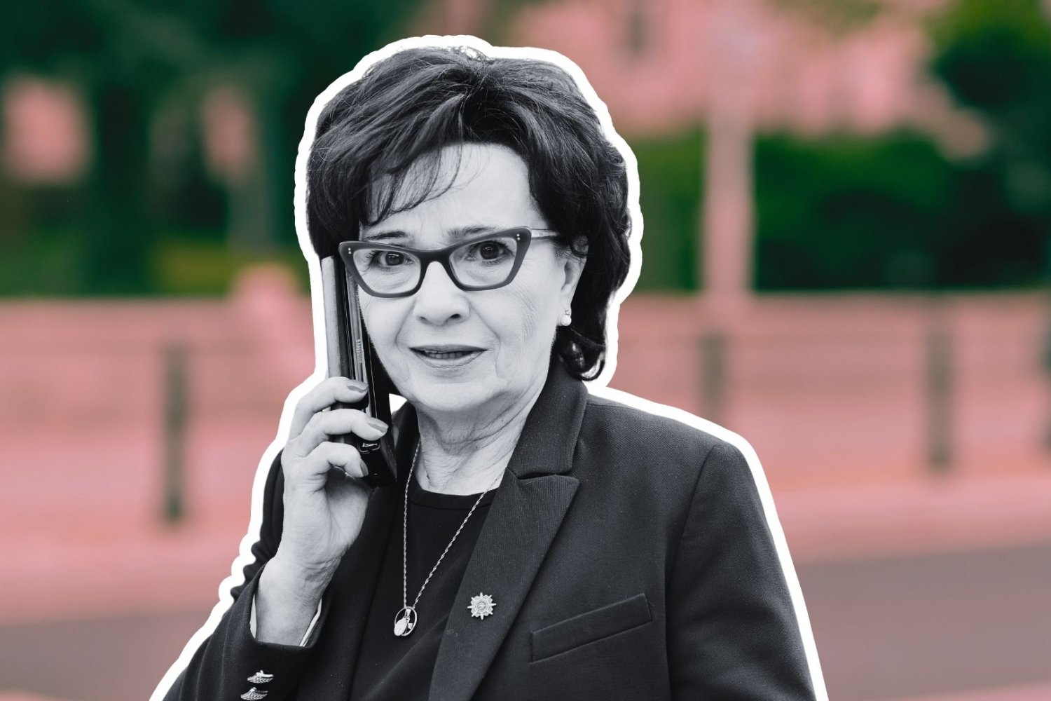 Elżbieta Witek rozmawia przez telefon