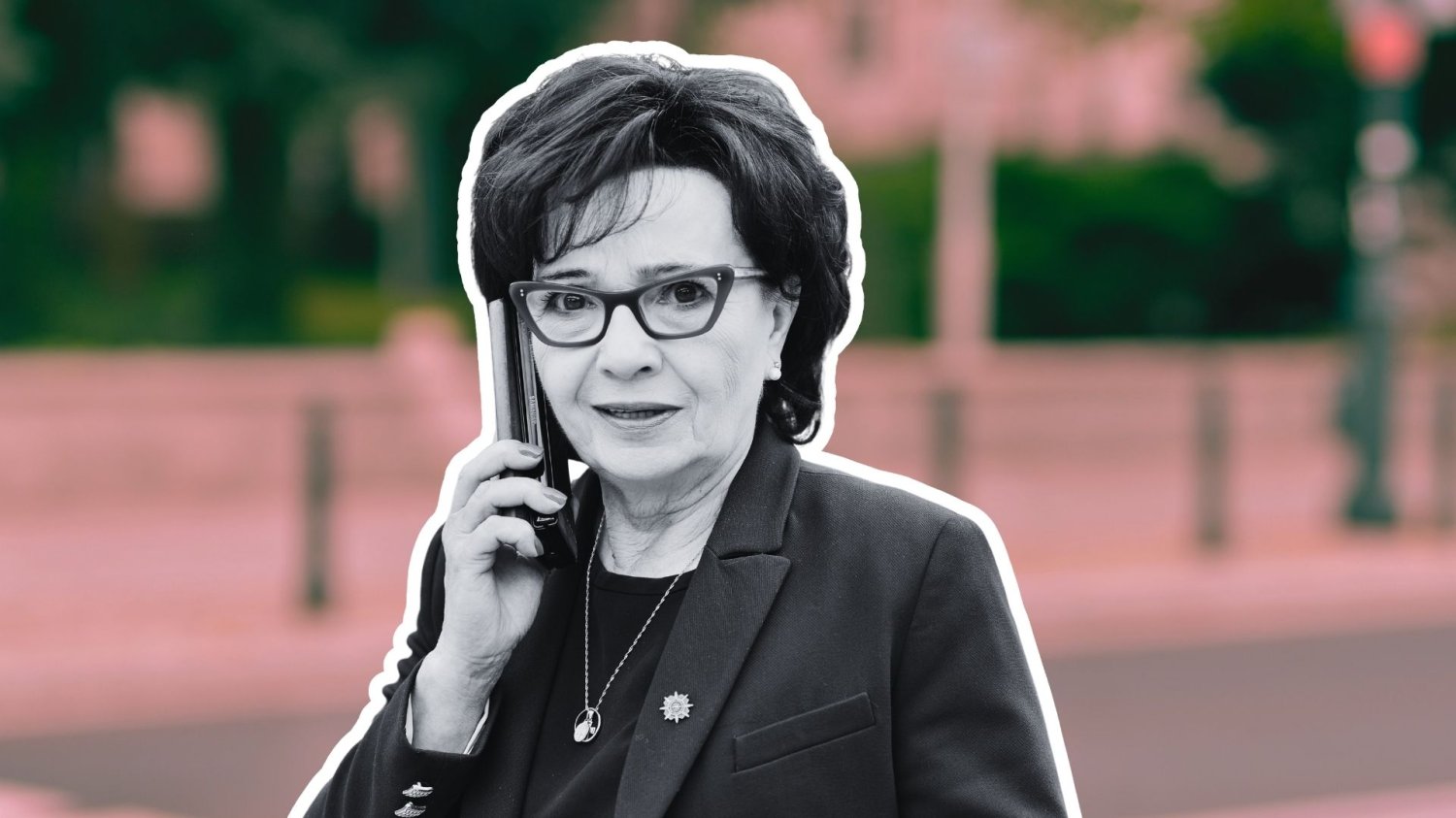 Elżbieta Witek rozmawia przez telefon