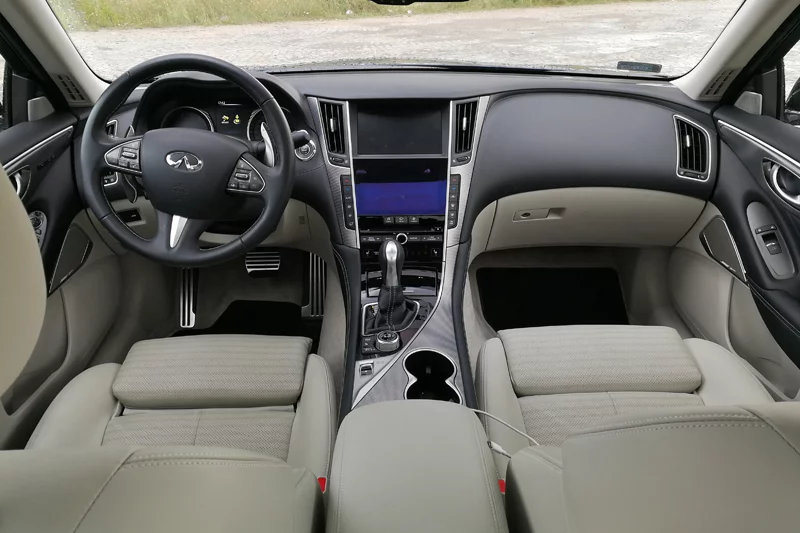 Wnętrze Q50.