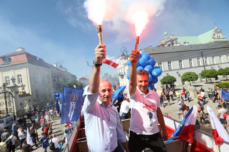 Jak informuje TVP Info, stołeczna policja domaga się cofnięcia immunitetu dwóm posłom Platformy Obywatelskiej. Neumann i Halicki na Marszu Wolności odpalili race.