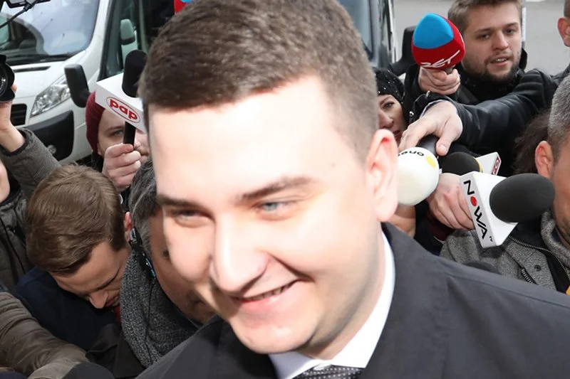 Bartłomiej Misiewicz wkrótce wróci z opalenizną. Pupil Antoniego Macierewicza dał znać o sobie. Dawno o nim nie było słychać.