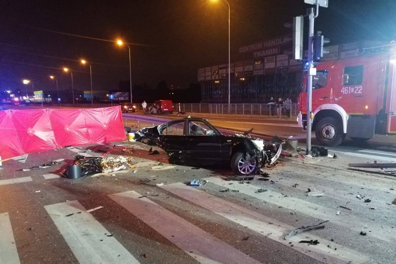 Rzgów. Tragiczny wypadek niedaleko Łodzi. Samochód przecięty na pół, trzy osoby nie żyją.