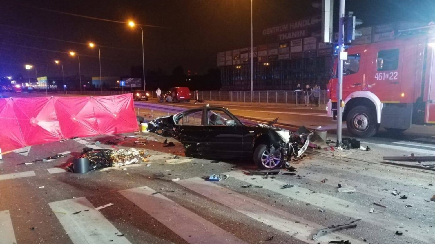 Rzgów. Tragiczny wypadek niedaleko Łodzi. Samochód przecięty na pół, trzy osoby nie żyją.
