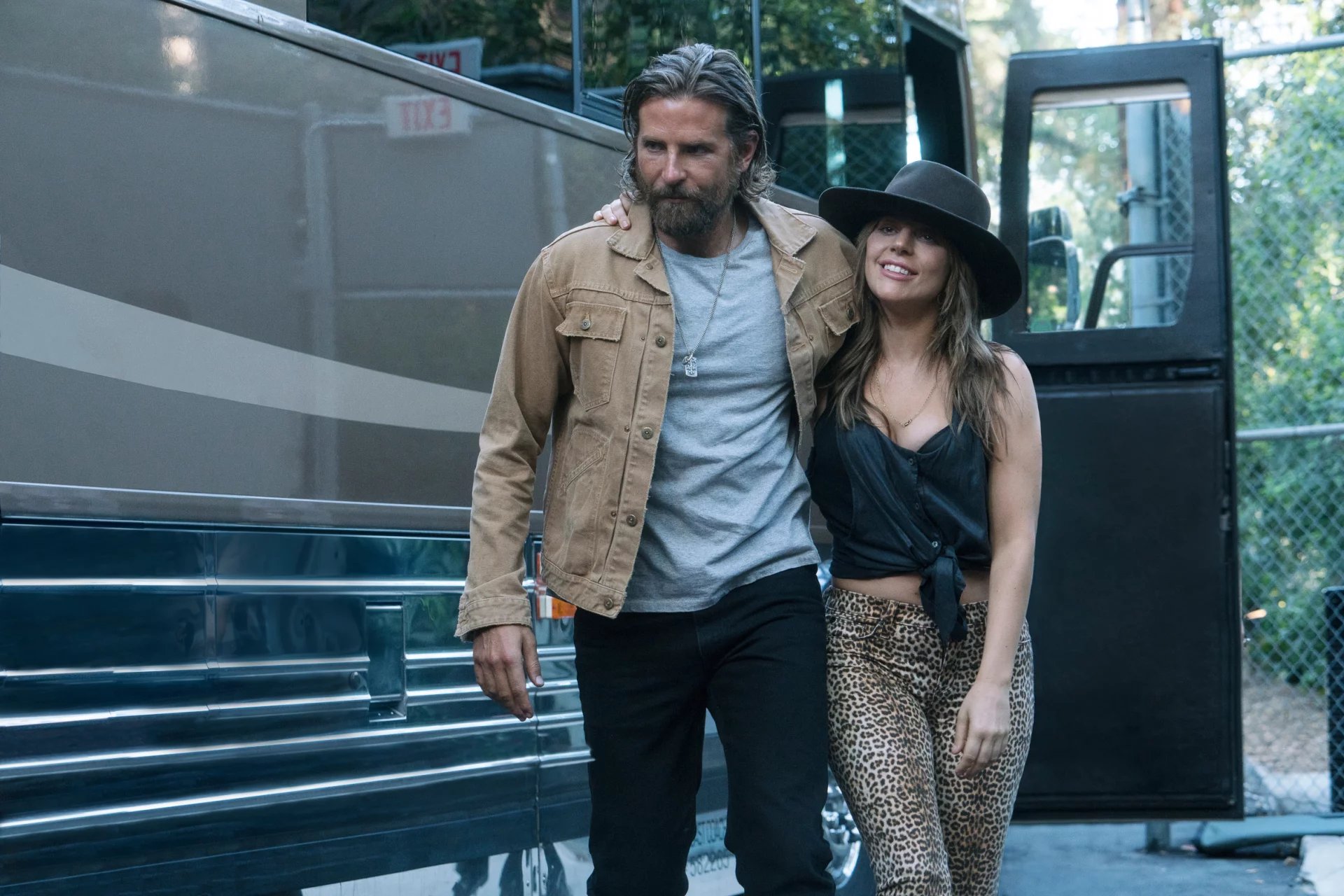 Bradley Cooper przez pół filmu bełkocze i zatacza się, przez drugą - śpiewa