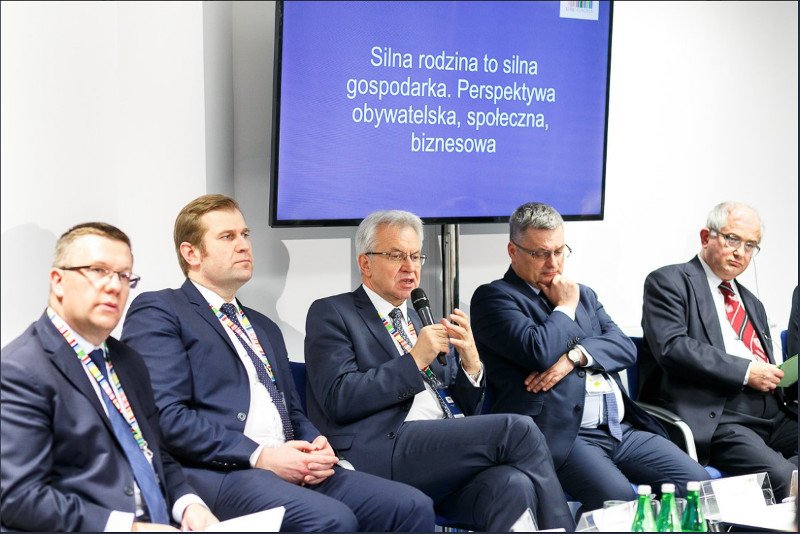 Jednopłciowa dyskusja na Kongresie 590 w Rzeszowie. Panelistami debaty o rodzinie byli wyłącznie mężczyźni.