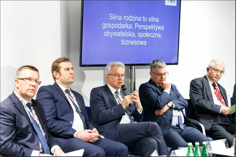 Jednopłciowa dyskusja na Kongresie 590 w Rzeszowie. Panelistami debaty o rodzinie byli wyłącznie mężczyźni.