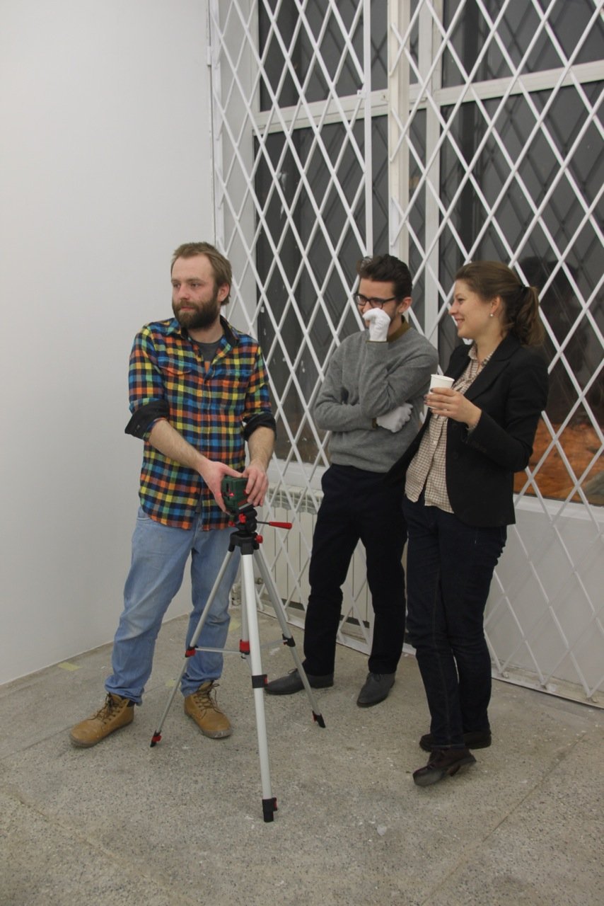 Dawid Radziszewski, Marcin Zarzeka i Birgit Megerle podczas montażu pierwszej wystawy