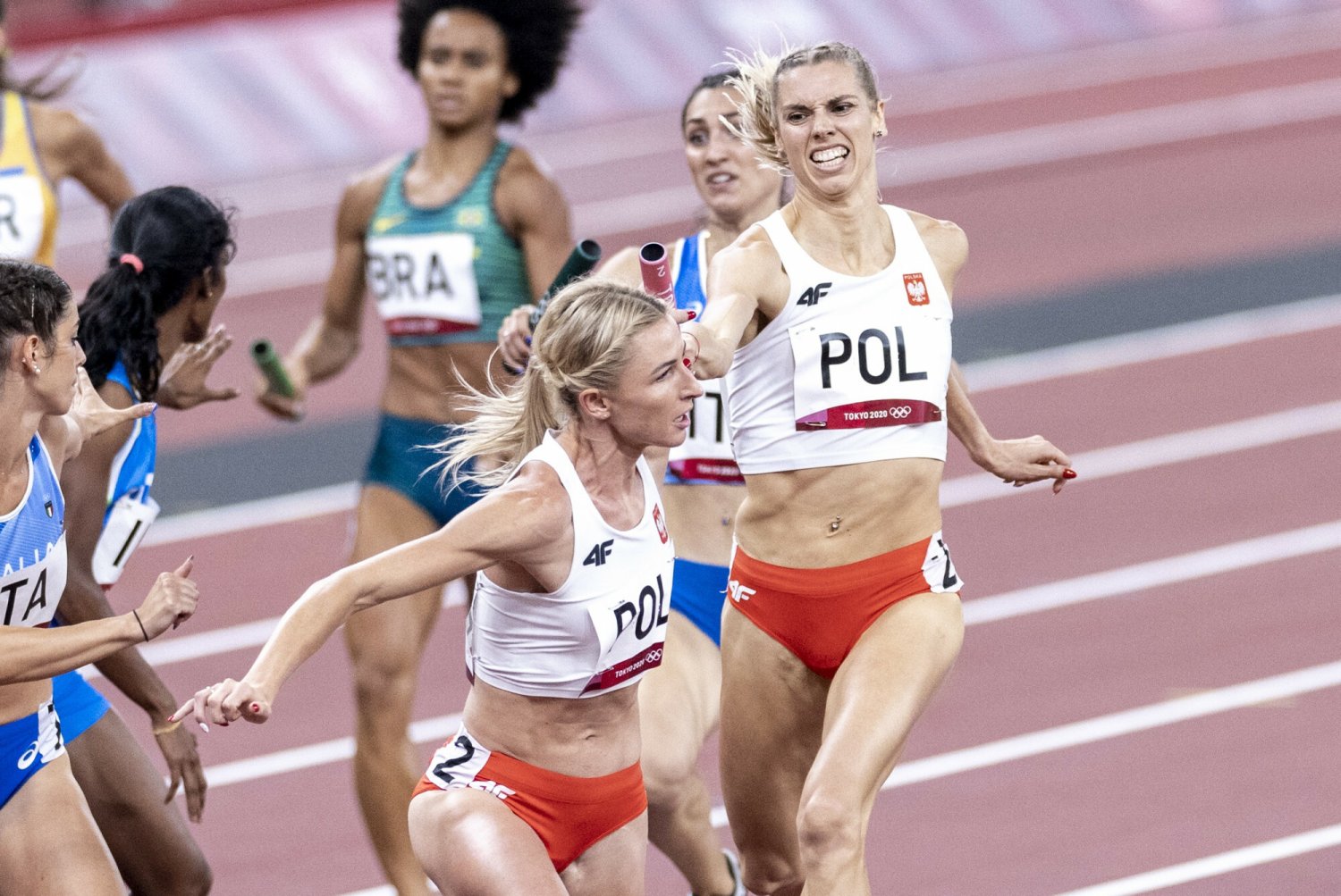 Małgorzata Hołub-Kowalik i Iga Baumgart-Witan podczas rywalizacji sztafet 4x400 metrów