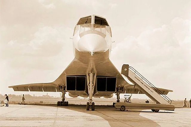 Tu-144 na warszawskim Okęciu w 1971 r. Tu-144 to ponaddźwiękowy samolot pasażerski skonstruowany przez biuro Andrieja Nikołajewicza Tupolewa.
