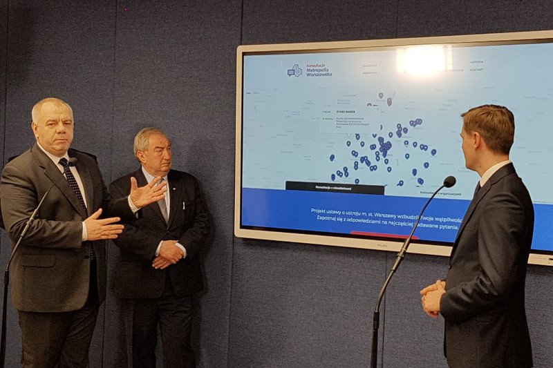 Poseł Jacek Sasin prezentuje stronę internetową dotyczącą konsultacji ws. powiększenia Warszawy.