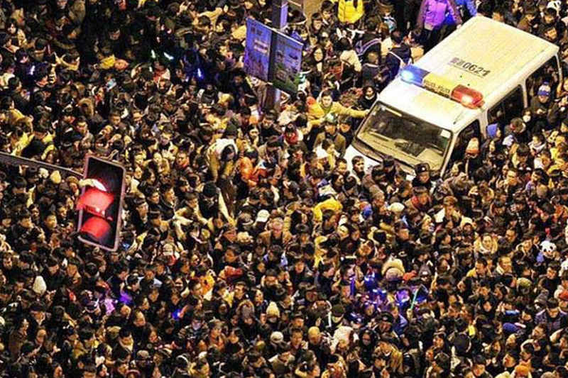 Policja bezskutecznie próbowała powstrzymać panikę.