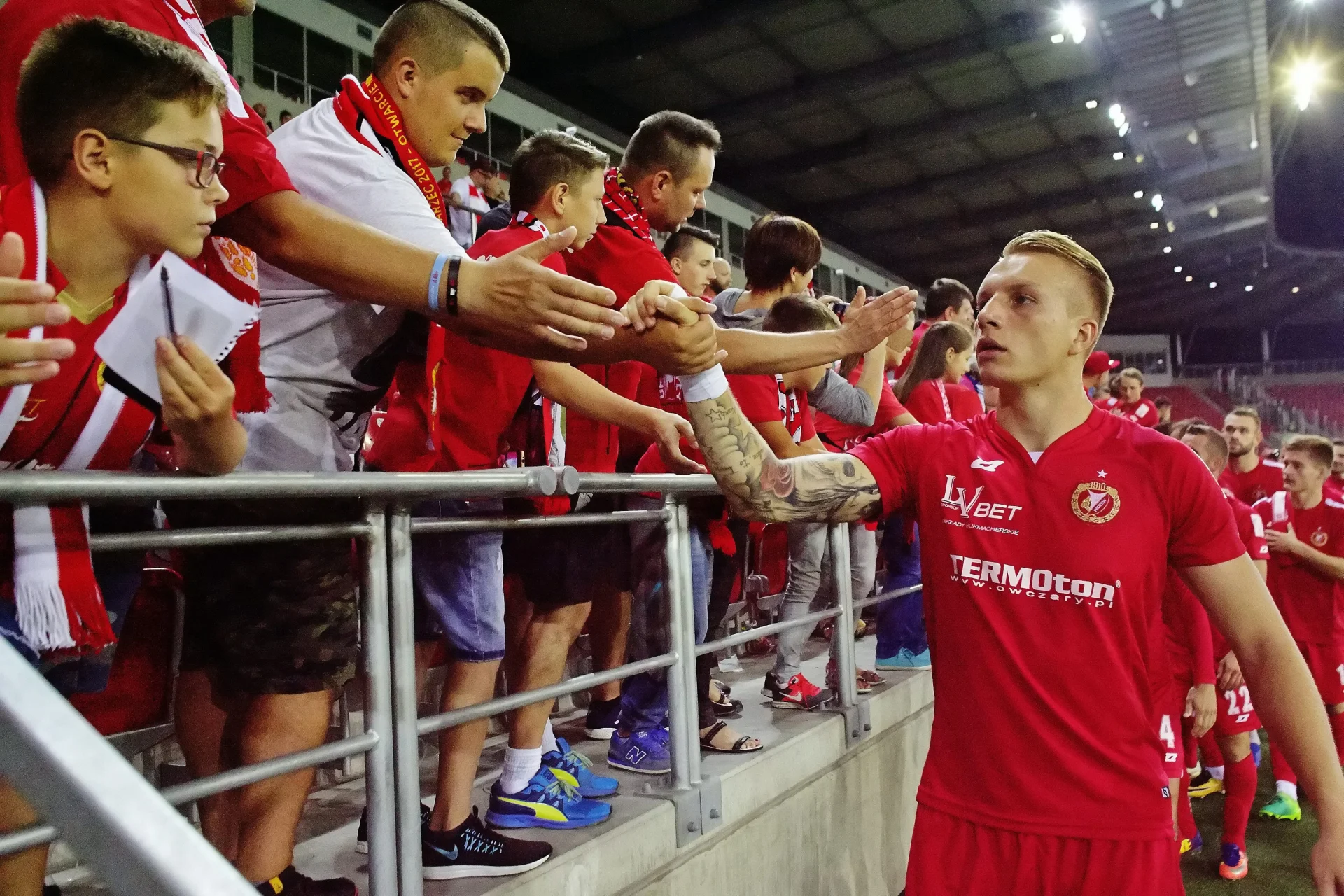 Czekamy na zbijanie piątek również poza stadionem.