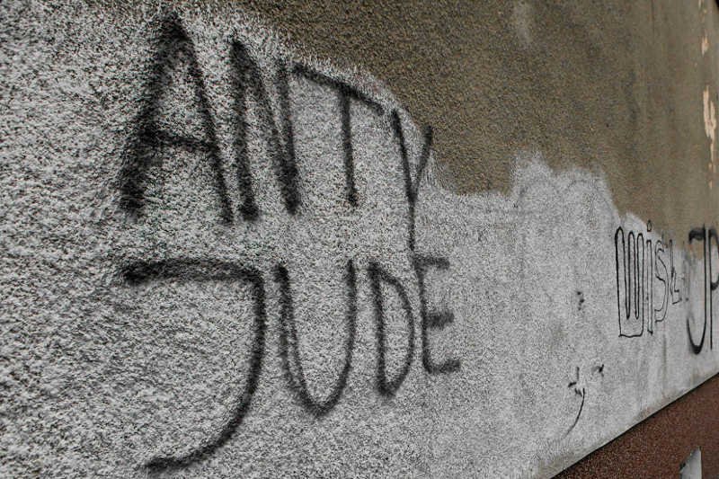 Polacy wciąż są mocno uprzedzeni do Żydów - wynika z raportu dr Bilewicza i dr Winiewskiego