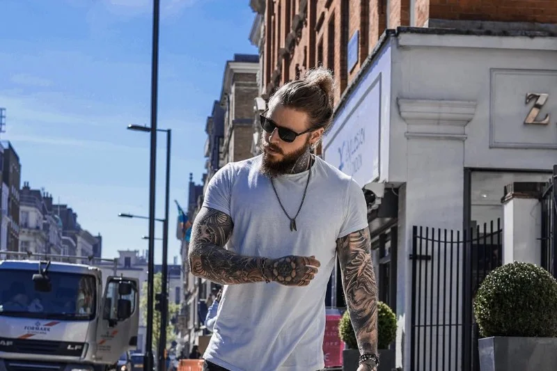 Kevin bryluje na Instagramie, ale jest tez tatuażystą, modelem i muzykiem