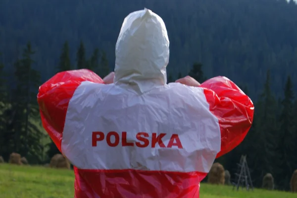 Oryginalna peleryna, jaką na sobie miał prezes PiS, napis "POLSKA" ma tylko z tyłu, napisany prostą czcionką.