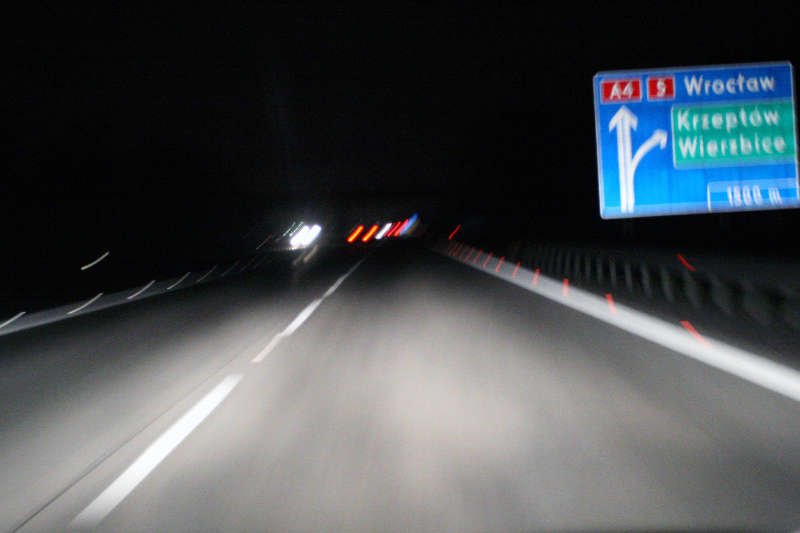 Od 31 sierpnia wszyscy piesi poza terenem zabudowanym i po zmroku muszą mieć element odblaskowy. Absurdalny przepis? Bynajmniej