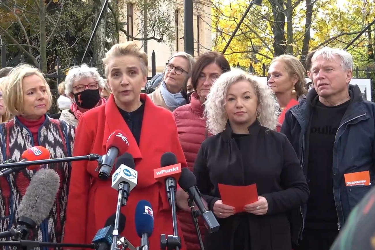 W piątek rano parlamentarzystki i parlamentarzyści z całej Europy zaprotestowali przed Trybunałem Konstytucyjnym przeciwko zakazowi aborcji w Polsce.