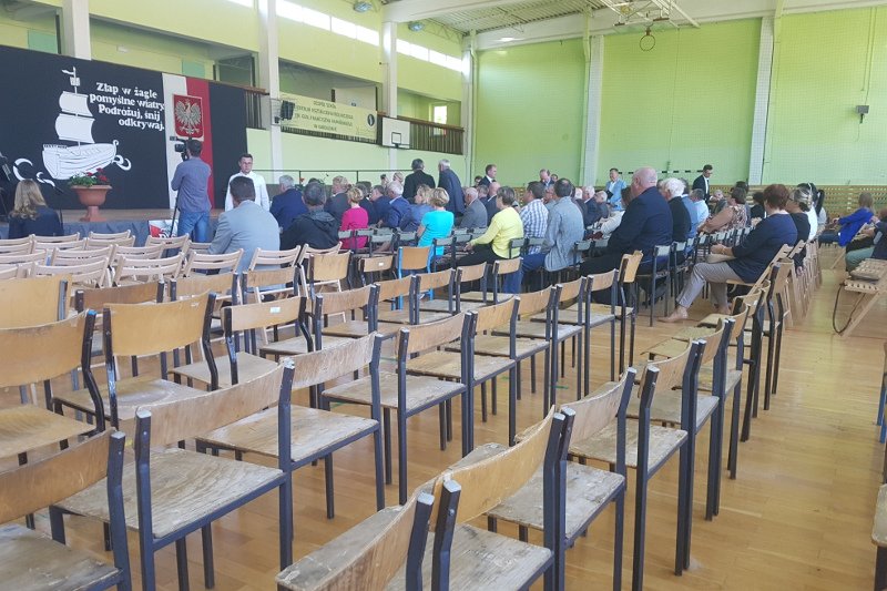 Sala gimnastyczna w Karolewie podczas wizyty ministra rolnictwa Krzysztofa Jurgiela.