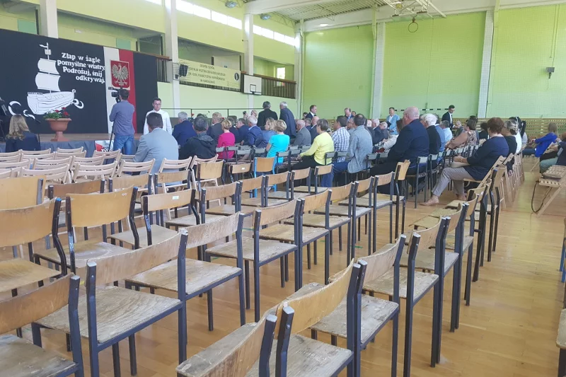 Sala gimnastyczna w Karolewie podczas wizyty ministra rolnictwa Krzysztofa Jurgiela.