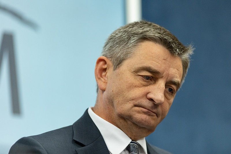 Oto 5 powodów, dlaczego Marek Kuchciński jeszcze bardziej pogrążył się swoim oświadczeniem ws. "rodzinnych lotów".