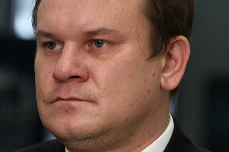 Dominik Tarczyński podczas pobytu w publicznym lokalu zapomniał chyba o zasadach dobrego wychowania.