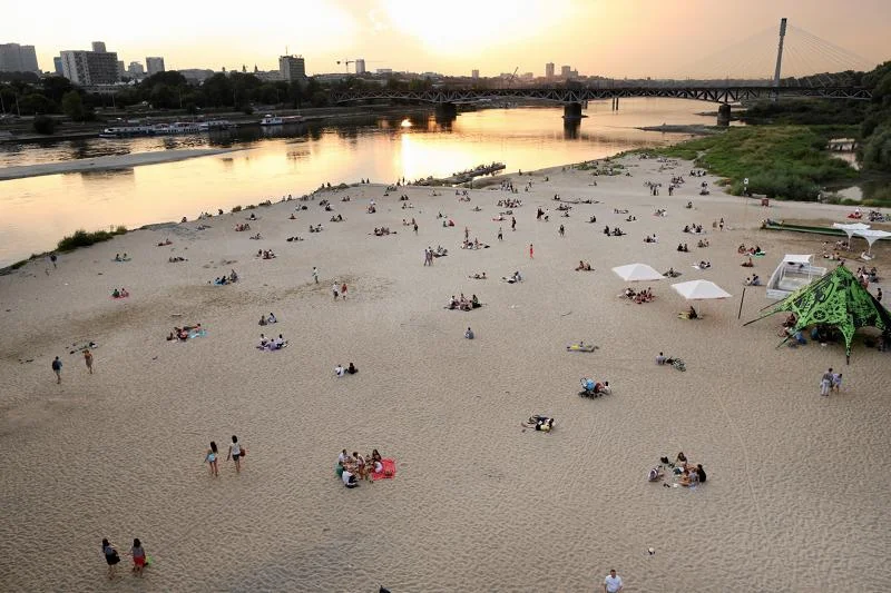Nadwiślańskie plaże przyciągają warszawiaków.
