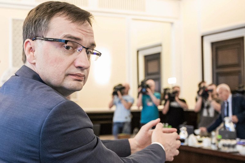 W najnowszym numerze "Newsweeka" o kulisach walki "dobrej zmiany" o sądy. Minister Ziobro sparaliżował sąd, który orzekał w sprawie śmierci jego ojca.