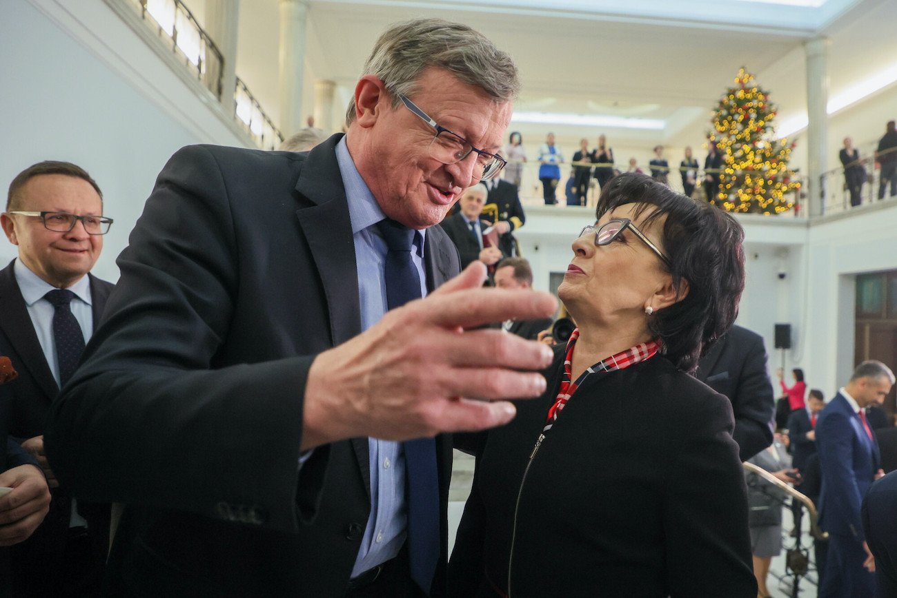 Marszałek Sejmu Elżbieta Witek (PiS) i poseł Tadeusz Cymański (SP) podczas spotkania świątecznego w Sejmie (15.12.2022).