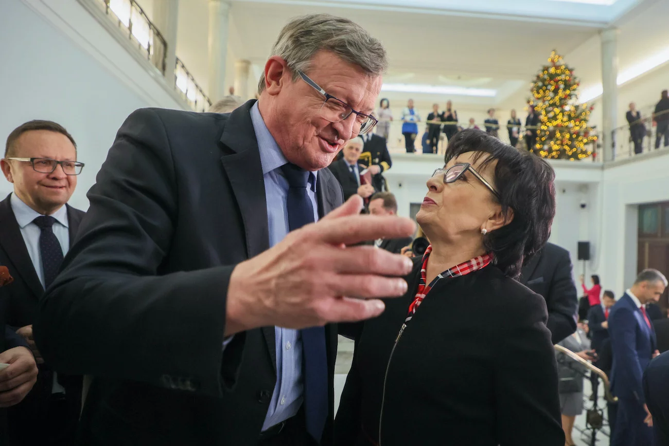 Marszałek Sejmu Elżbieta Witek (PiS) i poseł Tadeusz Cymański (SP) podczas spotkania świątecznego w Sejmie (15.12.2022).