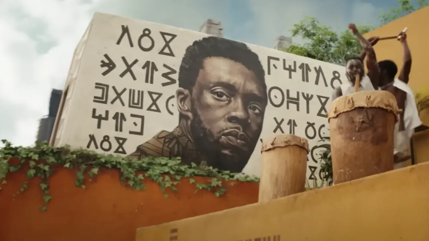 "Czarna Pantera: Wakanda w moim sercu" ("Czarna Pantera 2") zwiastun Mural przedstawiający T'Challę (Chadwicka Bosemana) w "Czarnej Panterze: Wakanda w moim sercu"