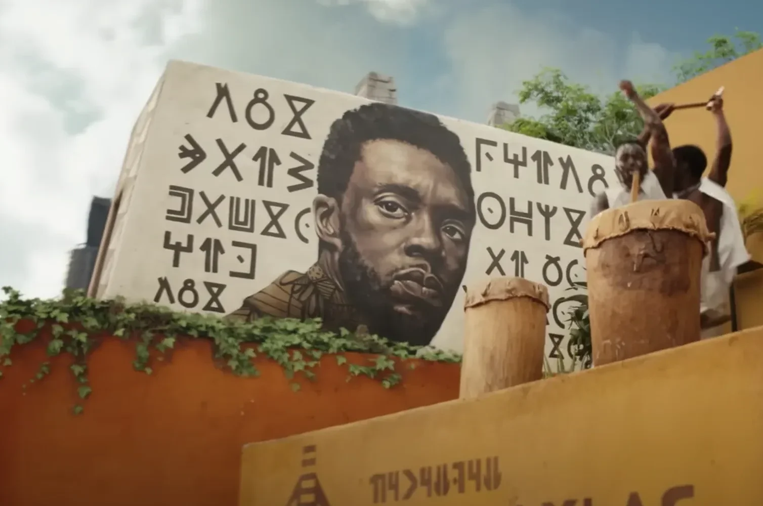 "Czarna Pantera: Wakanda w moim sercu" ("Czarna Pantera 2") zwiastun Mural przedstawiający T'Challę (Chadwicka Bosemana) w "Czarnej Panterze: Wakanda w moim sercu"