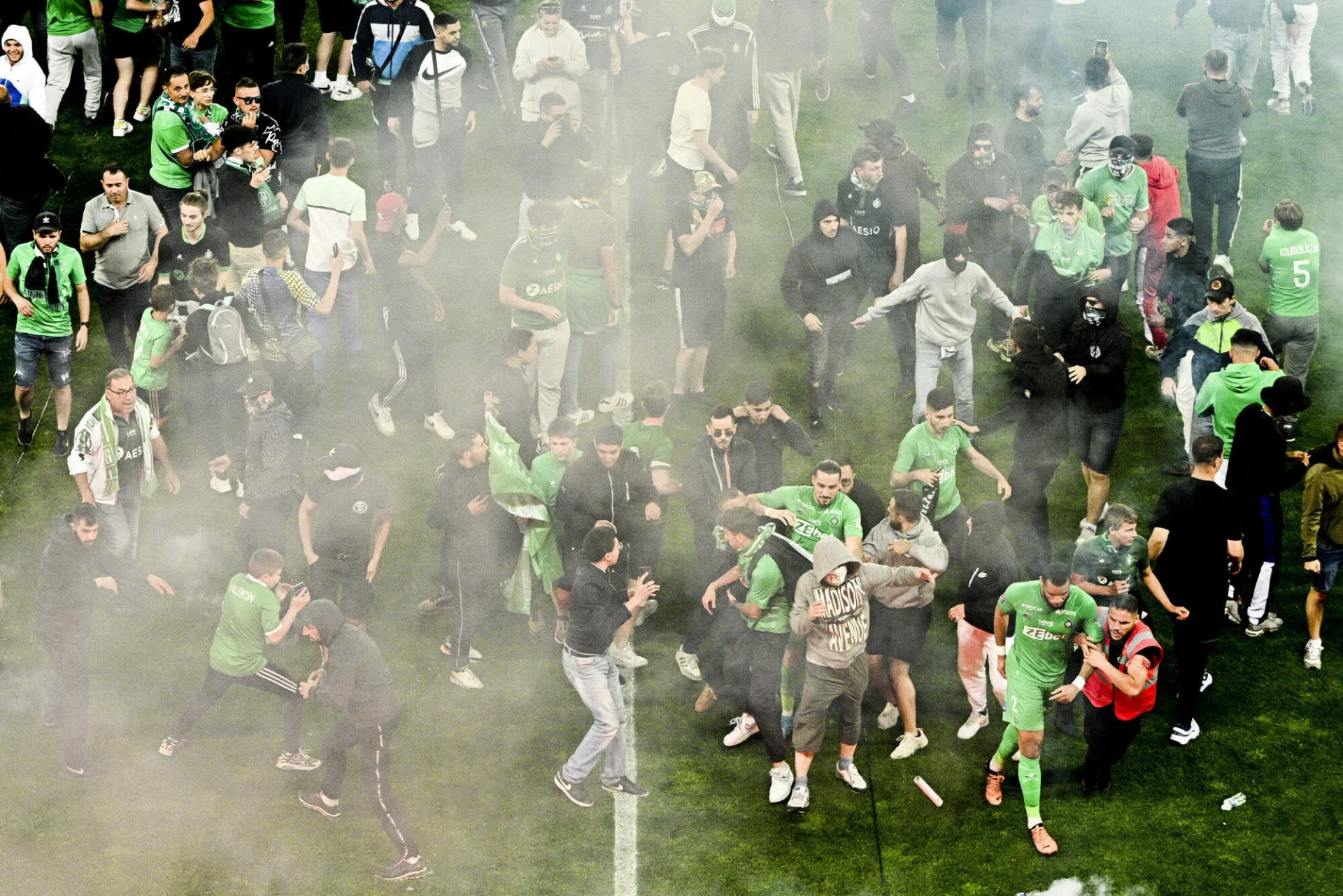 Na Stade Geoffroy Guichard w Saint-Etienne kibice wtargnęli na murawę po spadku swojej drużyny i zaatakowali piłkarzy