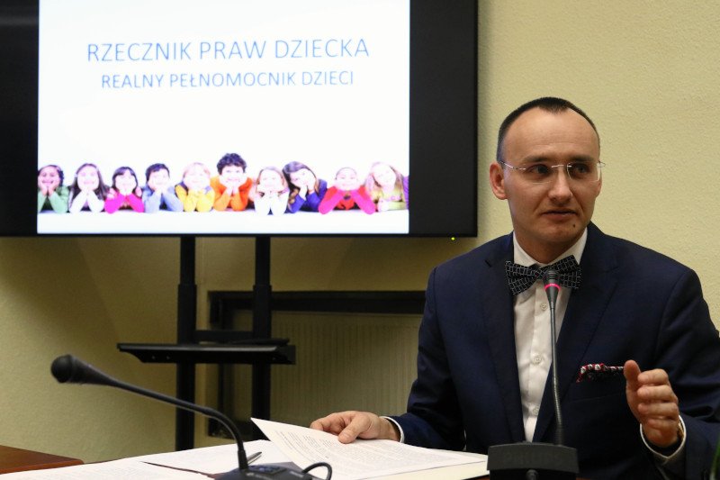 Rzecznik Praw Dziecka Mikołaj Pawlak wycofał się z patronatu nad konkursem "Poznajmy się".