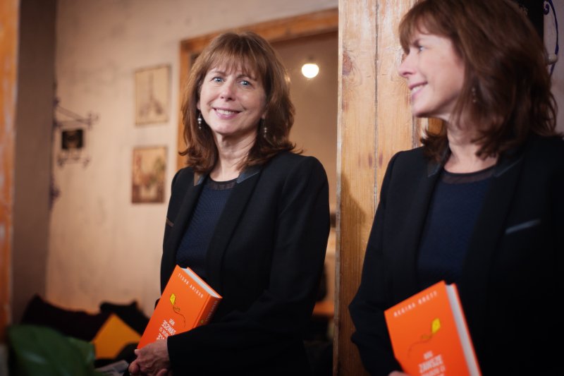 Regina Brett to autorka bestsellerów "Bóg nigdy nie mruga" i "Jesteś cudem".