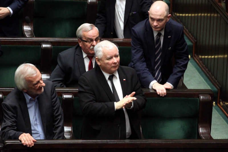Jarosław Kaczyński ma powody do zadowolenia. Sondaż pokazuje, że PiS miałoby samodzielną większość.