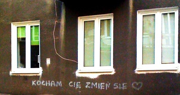 napis na ścianie budynku przy ulicy Żółkiewskiego