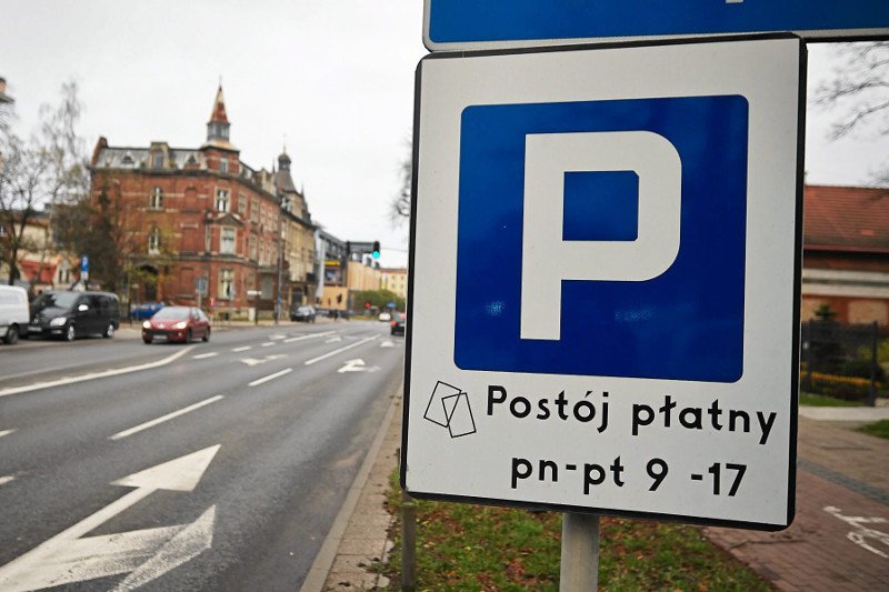 Parafia pobiera "ofiarę postojową" za parking pod kościołem w Ostrowie Wielkopolskim.