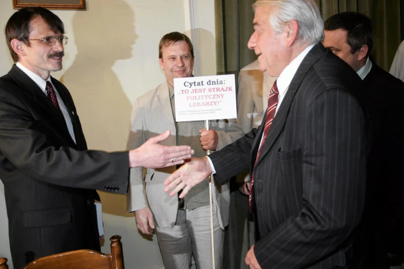 Krzysztof Bukiel podczas negocjacji w sprawie podwyżek płac lekarzy z ministrem zdrowia Zbigniewem Religą, maj 2007 r.