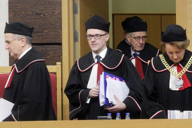 Rada Warszawy zdecydowała, że będzie respektować orzeczenia TK.