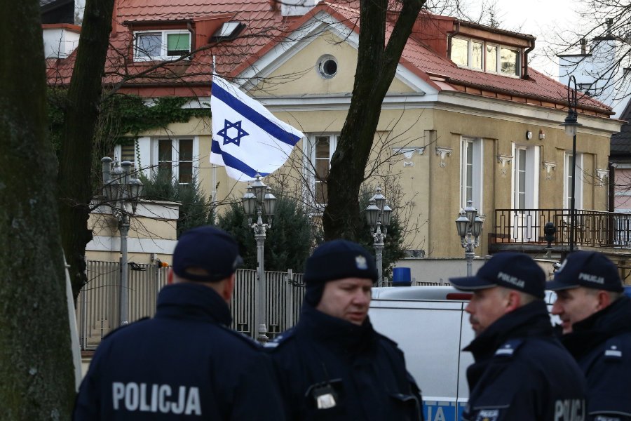 Policja pod Ambasadą Izraela w Warszawie. Ambasada Izraela pisze o fali antysemickich ataków.
