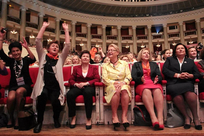WICEMINISTRA SPRAW ZAGRANICZNYCH BEATA STELMACH,PROF.MAGDALENA ŚRODA, PREZYDENTKA WARSZAWY HANNA GRONKIEWICZ - WALTZ,PRZEWODNICZĄCA RADY PROGRAMOWEJ KONGRESU HENRYKA BOCHNIARZ, WIECEMARSZAŁKINI SEJMU WANDA NOWICKA I PIERWSZA DAMA ANNA KOMOROWSKA