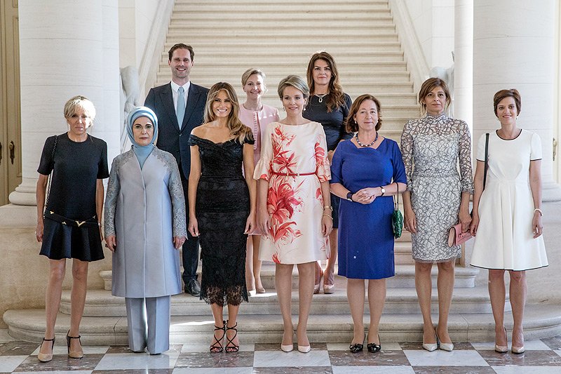 Tak wyglądało tzw. family photo pierwszych dam przywódców NATO wykonane przy okazji wizyty u królowej Belgów Matyldy. Uwagę przykuła obecność Gauthiera Destenaya, męża premiera Luksemburga Xaviera Bettela.
