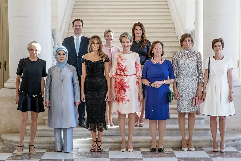 Tak wyglądało tzw. family photo pierwszych dam przywódców NATO wykonane przy okazji wizyty u królowej Belgów Matyldy. Uwagę przykuła obecność Gauthiera Destenaya, męża premiera Luksemburga Xaviera Bettela.