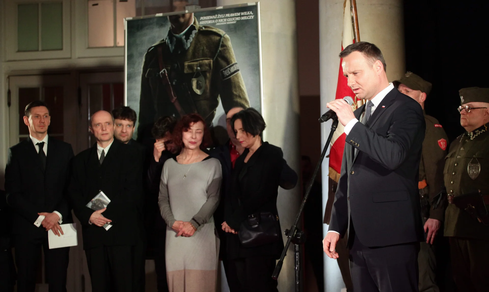 Prezydent Andrzej Duda na uroczystej premierze "Historii Roja". Był promowany jako "pierwszy film "dobrej zmiany""