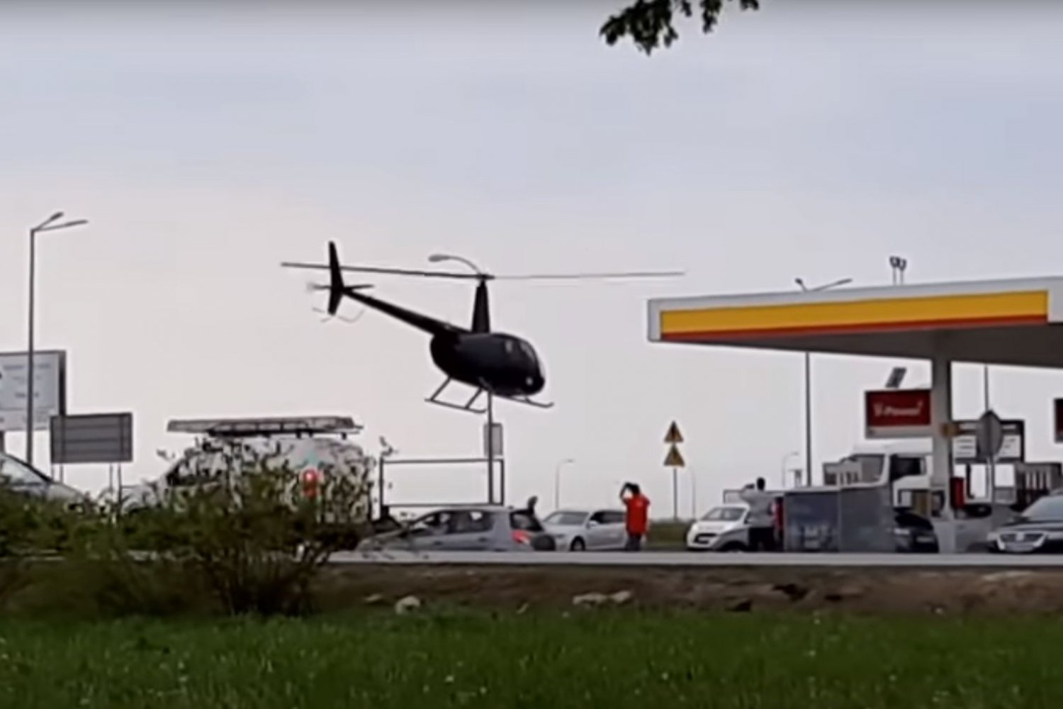 Do sieci trafiło nietypowe nagranie z lądowaniem helikoptera na stacji paliw