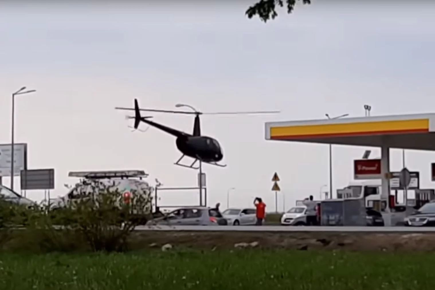 Do sieci trafiło nietypowe nagranie z lądowaniem helikoptera na stacji paliw
