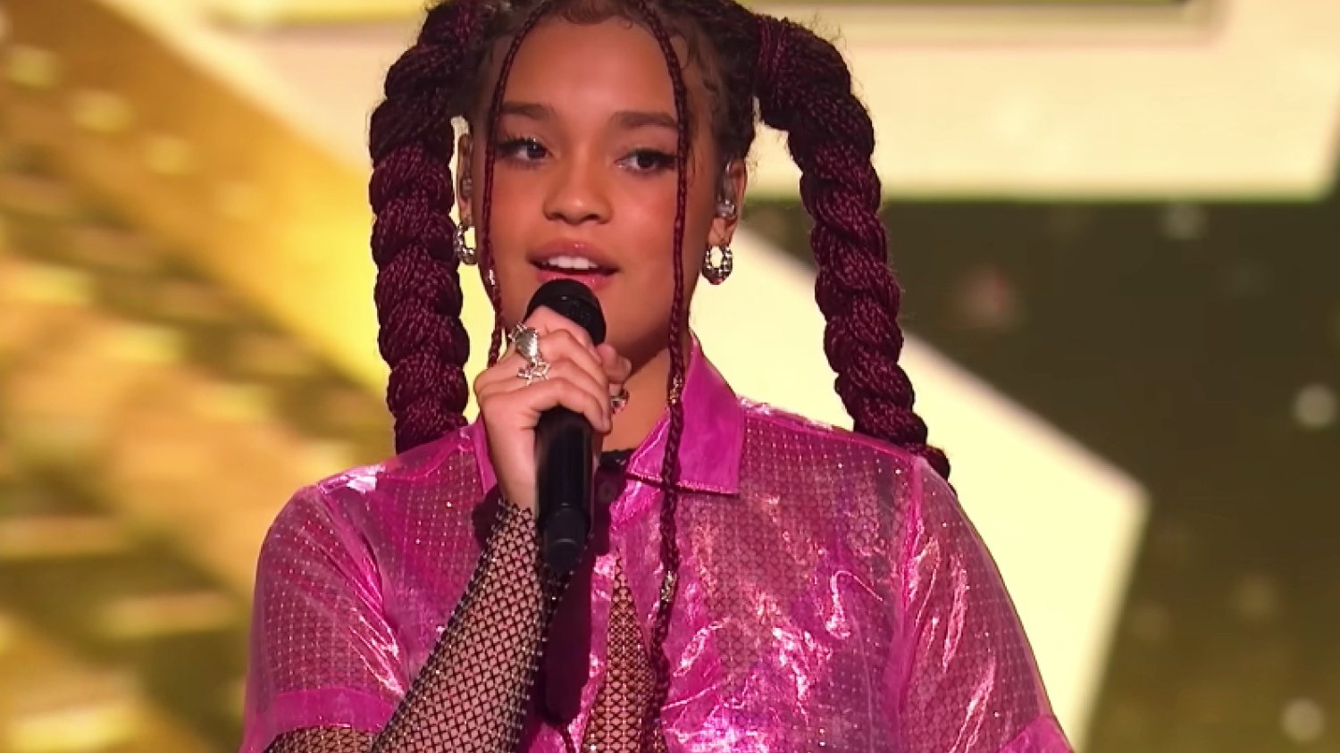 Sara James w "America's Got Talent: All-Stars". Zaśpiewała hit "As It Was"