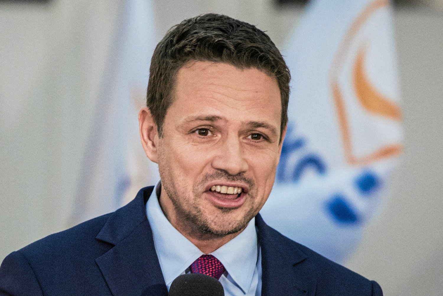 Rafał Trzaskowski powiedział, że PiS postawiło pomnik z pogwałceniem prawa. Ocenił też wygląd monumentu.