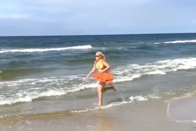 Katarzyna Bujakiewicz nad morzem jako Pamela Anderson.