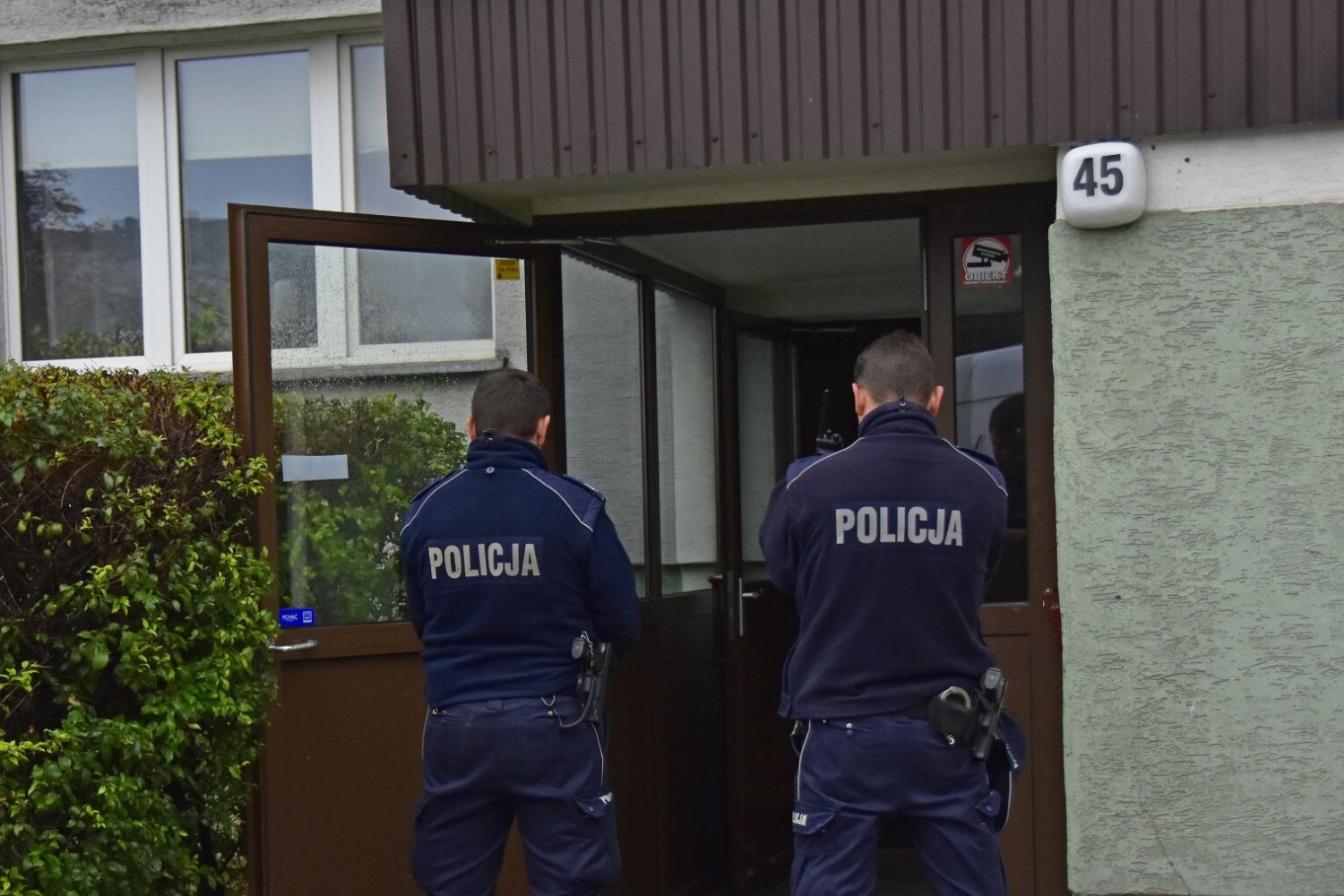 Policja podczas czynności. Zdjęcie ilustracyjne.